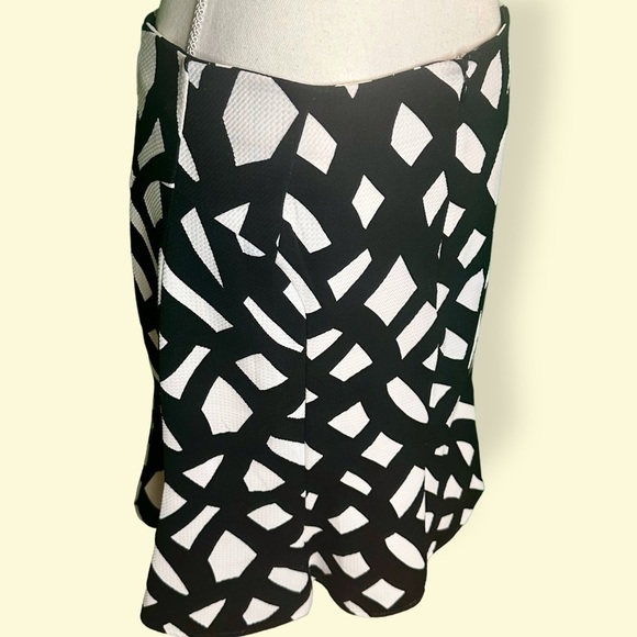Calvin Klein Black & White Abstract Print Textured Crepe Tulip Hem Skirt Size 4 - Picture 5 of 9